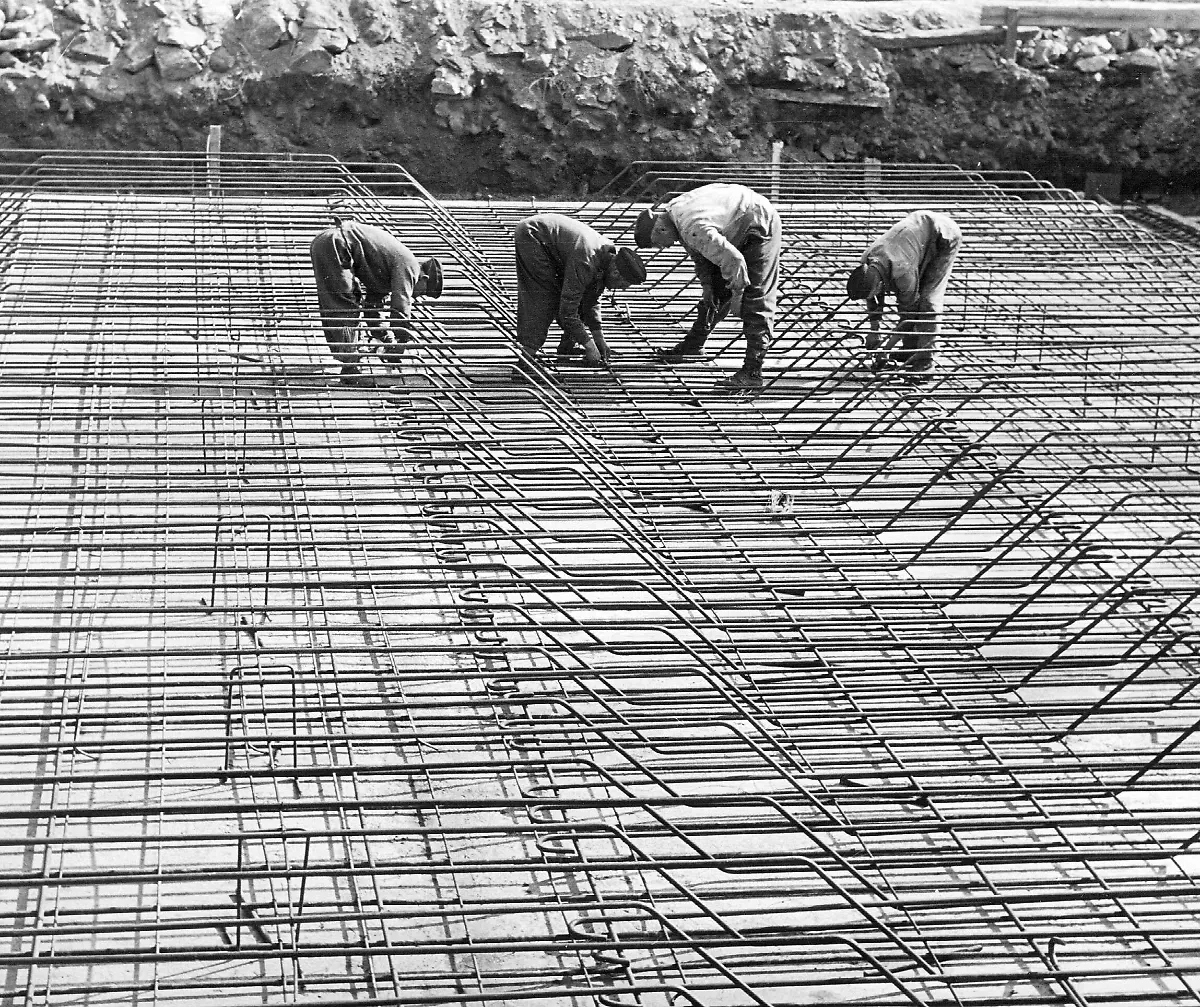 Maenner-der-Organisation-Todt-in-der-Stahlarmierung-eines-Bunkers-Aufnahmedatum-01-01-1944-31-12