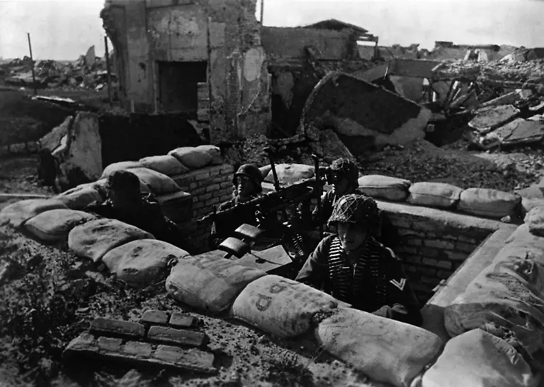 2-G56-A4-1943-1-2-Weltkrieg-Atlantikwall-MG-Stellung-Geschichte-2-Weltkrieg-Atlantikwall-dt-Kuestenbefestigung-1942-44-an-der-niederlaend-belg-und-franz-Kueste-MG-Stellung-einer-Luftwaffendivision-am-Atlantikwall-Foto-20-September-1943-Hagen-E-German-gunners-Atlantic-Wall-Photo-History-World-War-II-Atlantic-Wall-German-coastal-defences-built-between-1942-44-on-the-Dutch-Belgian-and-French-coasts-A-German-Luftwaffe-machine-gun-position-on-the-Atlantic-Wall-Photo-20-September-1943-Hagen-F-2eme-GM-Mur-Atlantique-Pos-mitrailleuses-Histoire-Seconde-Guerre-mondiale-Mur-de-l-Atlantique-Construit-en-1942-44-sur-la-cote-neerlandaise-belge-et-francaise-Position-de-mitrailleuses-d-une-division-de-la-Luftwaffe-sur-le-Mur-de-l-Atlantique-Photo-20-septembre-1943-Hagen