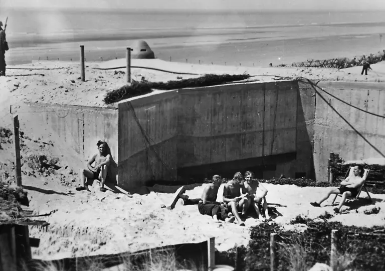 Die-Besatzung-eines-deutschen-Bunkers-am-Atlantikwall-nimmt-ein-Sonnenbad