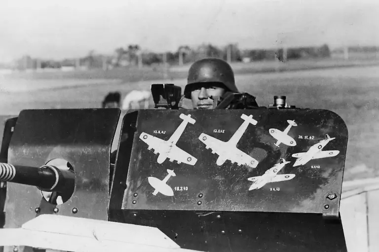 Eine-deutsche-2-cm-Flak-30-am-Atlantikwall-Das-Schutzschild-ist-mit-den-Silhouetten-abgeschossener-Feindflieger-verziert