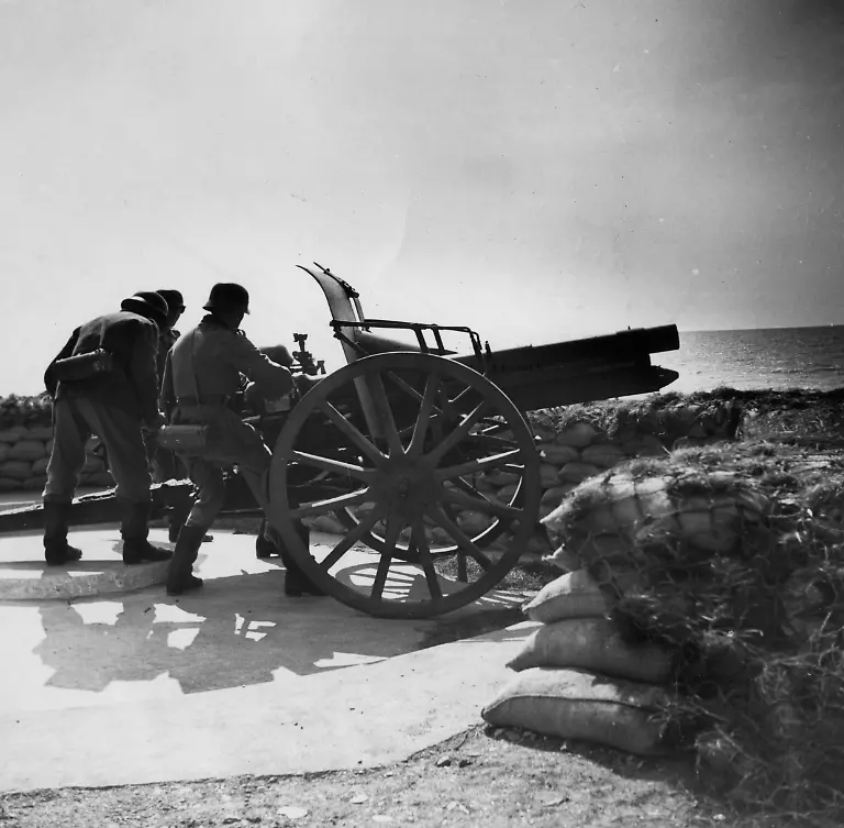 Eine-alte-deutsche-7-7-cm-Feldkanone-96-aus-dem-Ersten-Weltkrieg-beim-Einsatz-als-Kuestenartillerie-an-der-Kanalkueste