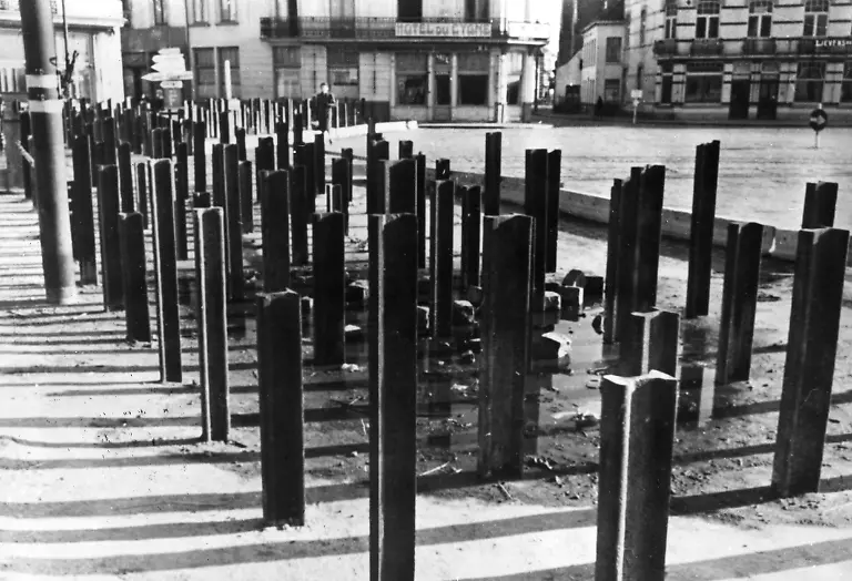 Zufahrtsstrassen-im-Hinterland-des-Atlantikwalles-wurden-mit-Panzersperren-abgeriegelt