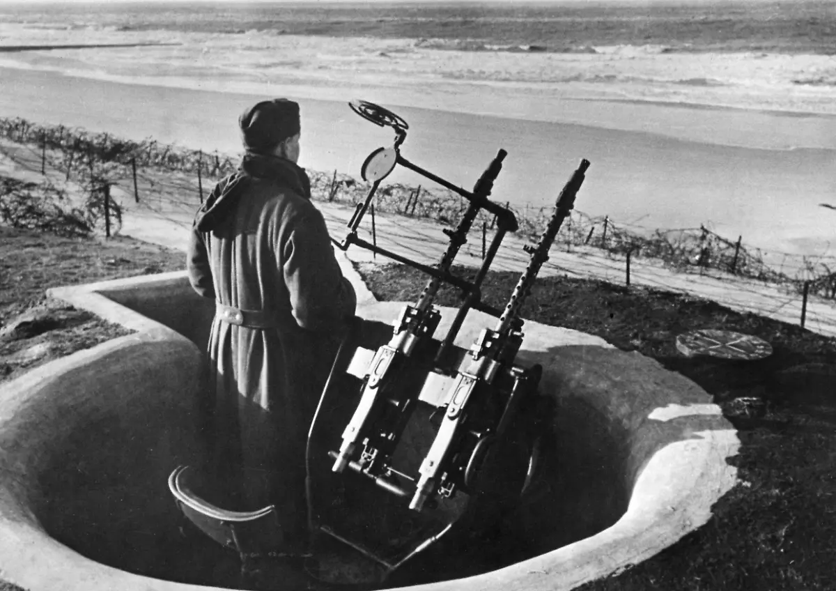 Ein-deutscher-Posten-an-der-Kanalkueste-mir-Zwillings-Mg-34-zur-Luftabwehr