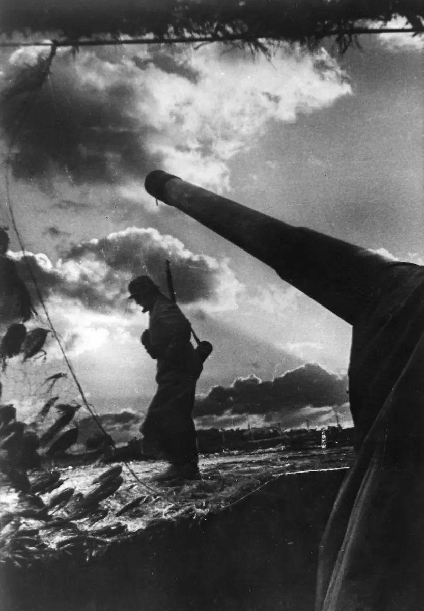 Ein-deutscher-Wachposten-vor-einem-Geschuetz-an-der-Kanalkueste