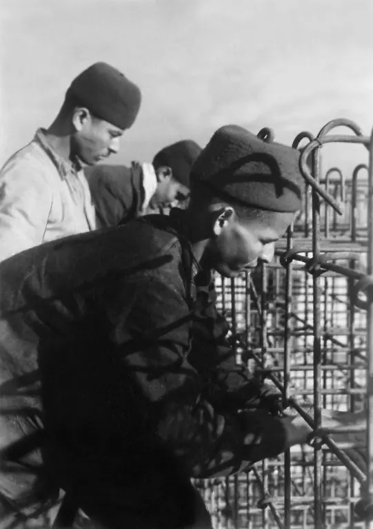 Zwangsarbeiter-bei-der-Arbeit-an-der-Stahlbewehrung-eines-Bunkers-am-Atlantikwall-Aufnahmedatum-01-10-1942-31-10