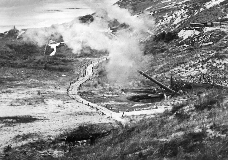 Aufnahmedatum-04-09-1942-Geschuetz-einer-Marine-Artilleriebatterie-an-der-Kanalkueste-feuert-waehrend-einer-Uebung