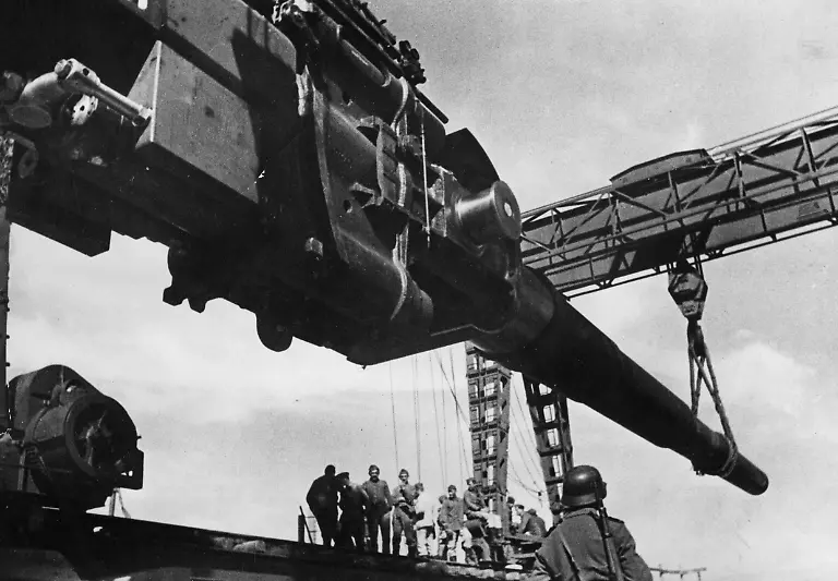 Ein-schweres-deutsches-Kuestengeschuetz-wird-mit-einem-Kran-in-Position-gebracht-Aufnahmedatum-25-08-1942-31-12