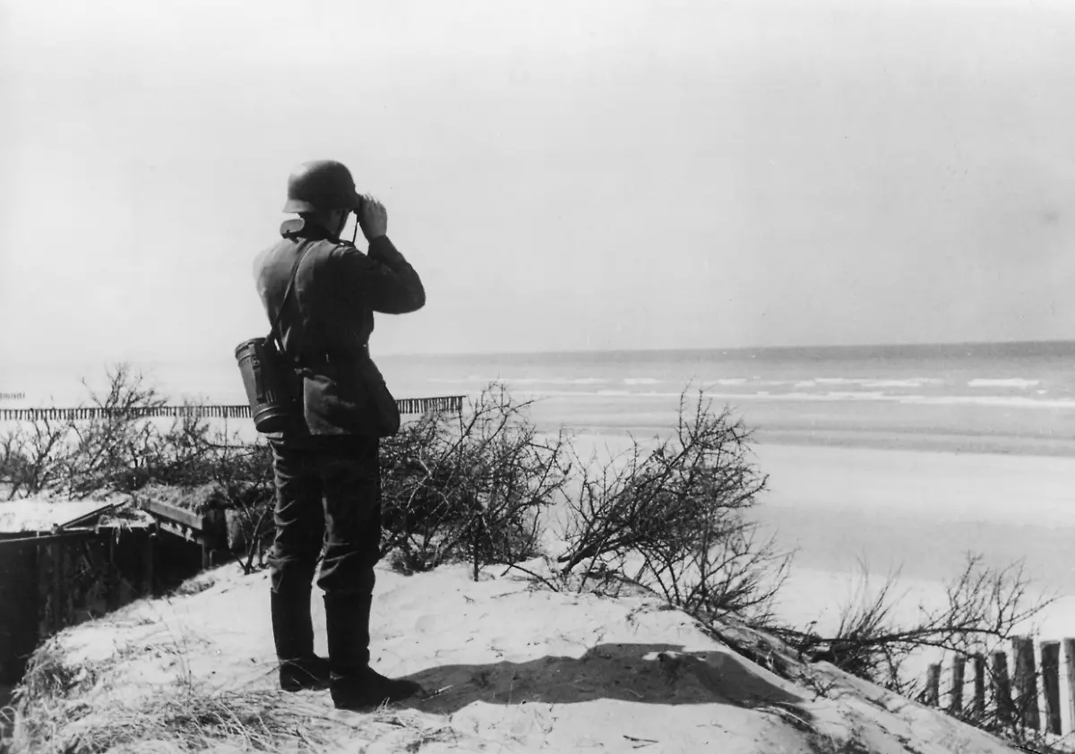Ein-Deutscher-Soldat-haelt-an-der-Kanalkueste-mit-einem-Fernglas-Ausschau-nach-britischen-Schiffen-Aufnahmedatum-25-08-1942-31-12