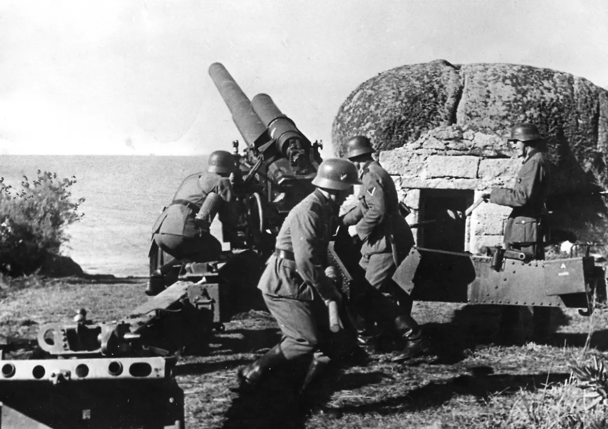 Artilleristen-der-Wehrmacht-feuern-eine-15-cm-Feldhaubitze-ab-Aufnahmedatum-25-08-1942-31-12