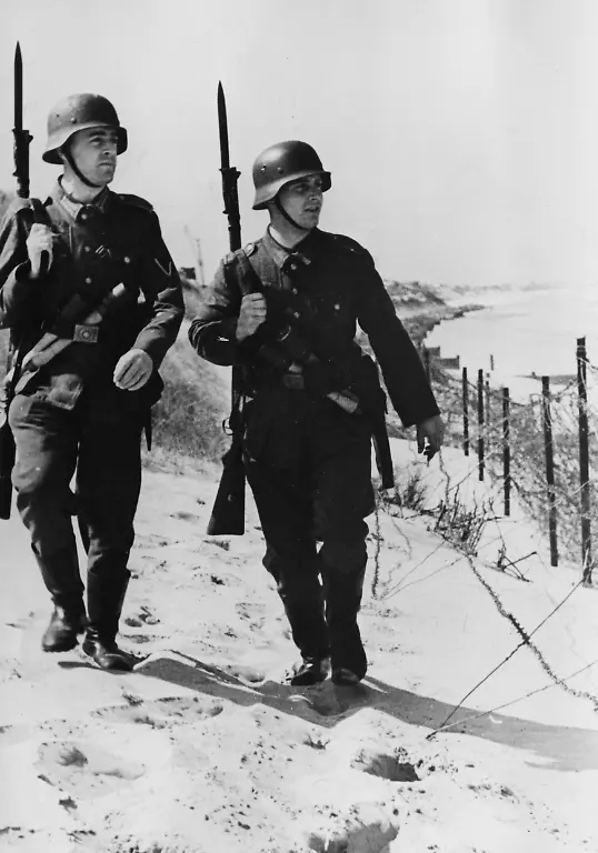 Deutsche-Wachpatrouille-an-der-Kanalkueste