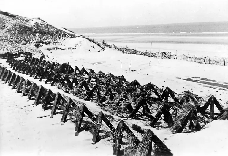 Von-Wasser-aus-leicht-zugaengliche-Gebietsabschnitte-werden-mit-Panzersperren-versehen-um-nach-einer-Landung-den-Einsatz-von-Panzern-zu-behindern-Aufnahmedatum-01-08-1942-31-08