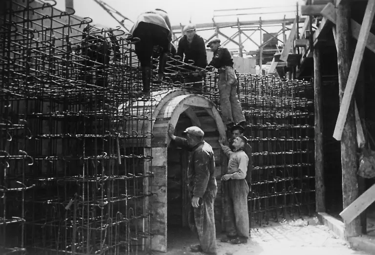 Zivile-Arbeiter-beim-Bau-des-Metallflechtwerkes-und-der-Holzverschalung-des-inneren-Mantels-einer-Ferngeschuetzstellung-Aufnahmedatum-01-06-1942-30-06
