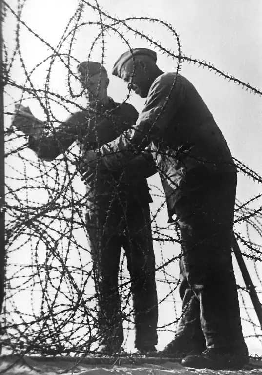 Deutsche-Pioniere-errichten-ein-Stacheldrahtverhau