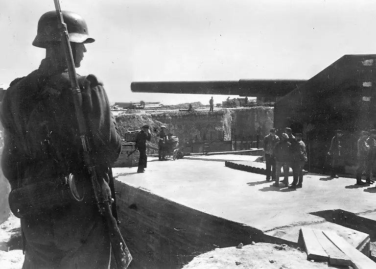 Ein-Soldat-steht-Wache-am-einer-Geschuetzstellung-am-Atlantikwall