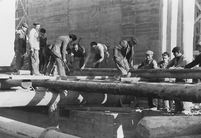 Fuer-die-Absicherung-der-Kuestenlinie-des-Atlantiks-Aermelkanals-und-der-Nordsee-wurde-von-1942-bis-1944-eine-Verteidigungsanlage-names-Atlantikwall-geplant-und-teilweise-erreichtet-Fuer-den-Bau-wurden-wie-hier-zu-sehen-Zwangsarbeiter-eingesetzt-Aufnahmedatum-01-01-1942-31-12