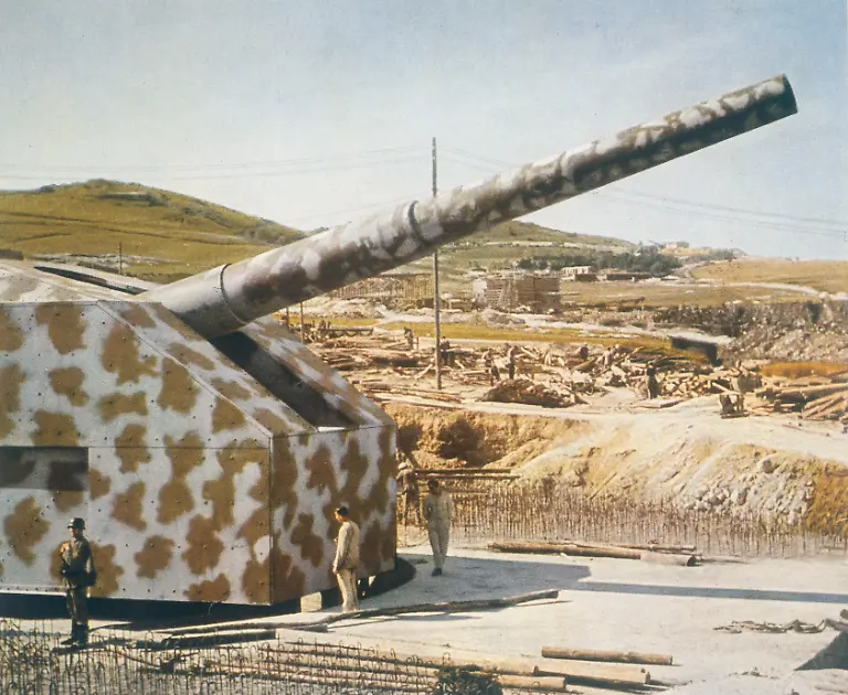 Geschichte-2-Weltkrieg-Atlantikwall-dt-Kuestenbefestigung-194244-an-der-niederlaend-belg-und-franz-Kueste-Wacht-am-Atlantik-schweres-Geschuetz-Bauarbeiten-am-Atlantikwall-PK-Foto-Kuehn-undat-um-1942-Aus-einer-Serie-Das-Heer-im-grossdeutschen-Freiheitskampf