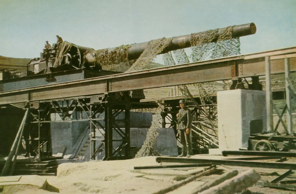 Geschichte-2-Weltkrieg-Atlantikwall-dt-Kuestenbefestigung-194244-an-der-niederlaend-belg-und-franz-Kueste-Der-ruhende-Riese-Ferngeschuetz-am-Atlantikwall-PK-Foto-Kuehn-undat-um-1942-Aus-einer-Serie-Das-Heer-im-grossdeutschen-Freiheitskampf