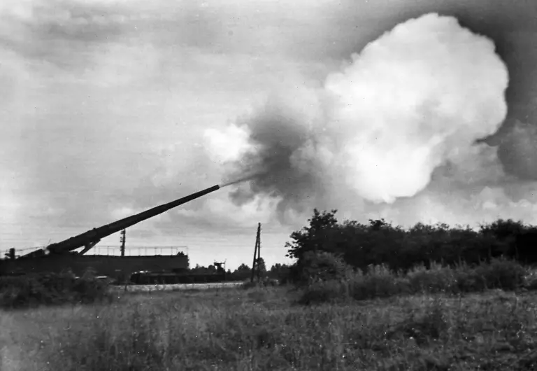 Ein-deutsches-Eisenbahngeschuetz-vom-Typ-28-cm-K-5-E-eroeffnet-das-Feuer-auf-einen-britischen-Geleitzug