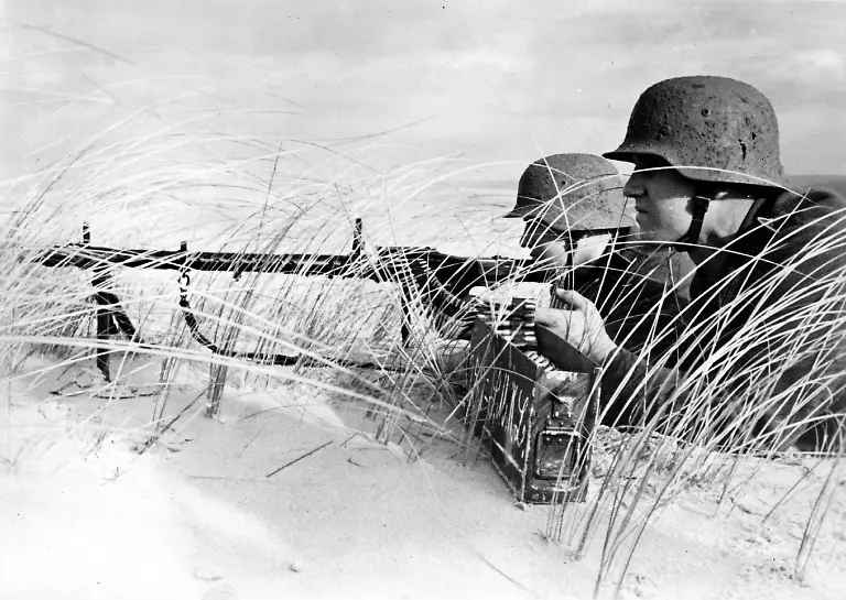 Rekruten-einer-Ausbildungseinheit-in-Frankreich-haben-waehrend-einer-Uebung-in-den-Duenen-der-Kanalkueste-mit-ihrem-MG-34-Stellung-bezogen-Aufnahmedatum-01-01-1941-31-01