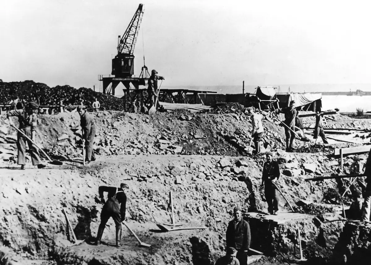 Angehoerige-der-Organsiation-Todt-auf-einer-Baustelle-an-der-Kanalkueste