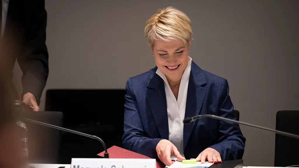 Mecklenburg-Vorpommerns-Ministerpraesidentin-Manuela-Schwesig-SPD-vor-Beginn-der-Vernehmung-im-Parlamentarischen-Untersuchungsausschuss-Schwesig-sagt-als-91-und-letzte-Zeugin-im-Untersuchungsausschuss-des-Schweriner-Landtags-zur-Nord-Stream-2-Erdgaspipeline-aus