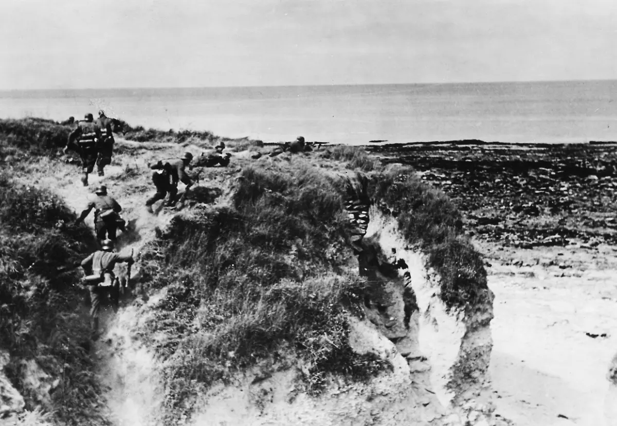 Eine-Einheit-der-Wehrmacht-geht-an-den-Felsklippen-der-Kanalkueste-in-Stellung-Aufnahmedatum-01-08-1940-31-08