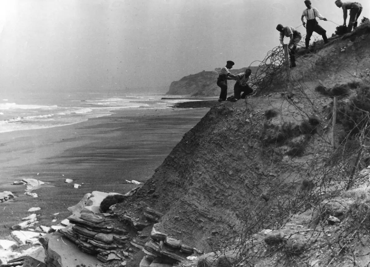 Deutsche-Soldaten-verlegen-an-einer-Steilklippe-in-Nordfrankreich-Stacheldraht-Aufnahmedatum-25-06-1940-31-12