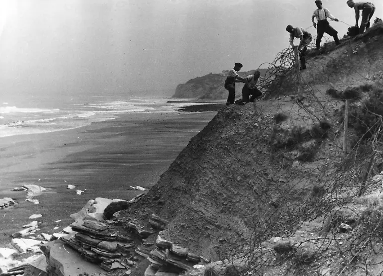 Deutsche-Soldaten-verlegen-an-einer-Steilklippe-in-Nordfrankreich-Stacheldraht-Aufnahmedatum-25-06-1940-31-12