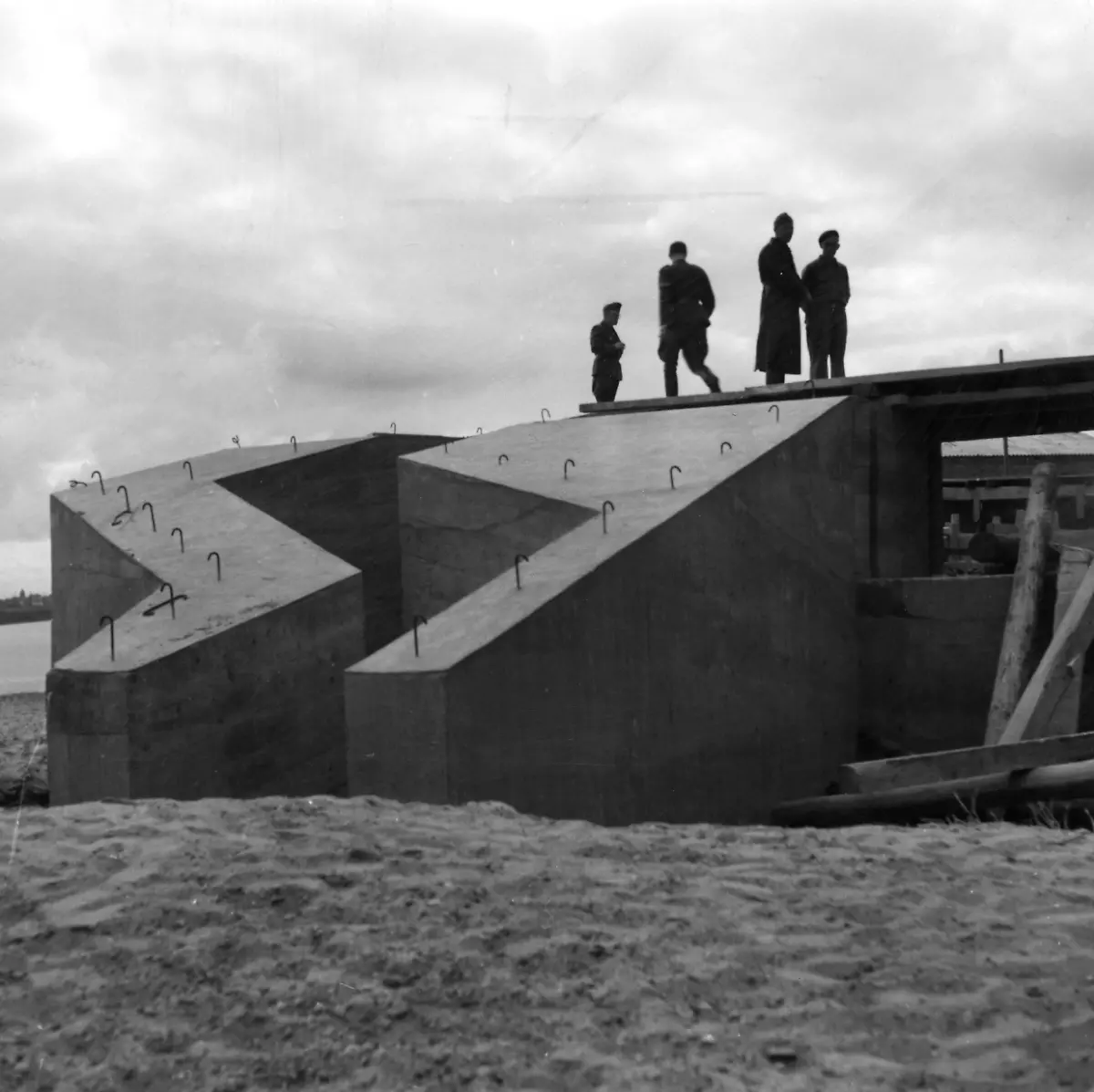 Ein-bereits-teilweise-fertig-gestellter-Bunker-wird-von-Angehoerigen-der-Organisation-Todt-inspiziert-Aufnahmedatum-25-06-1940-31-12