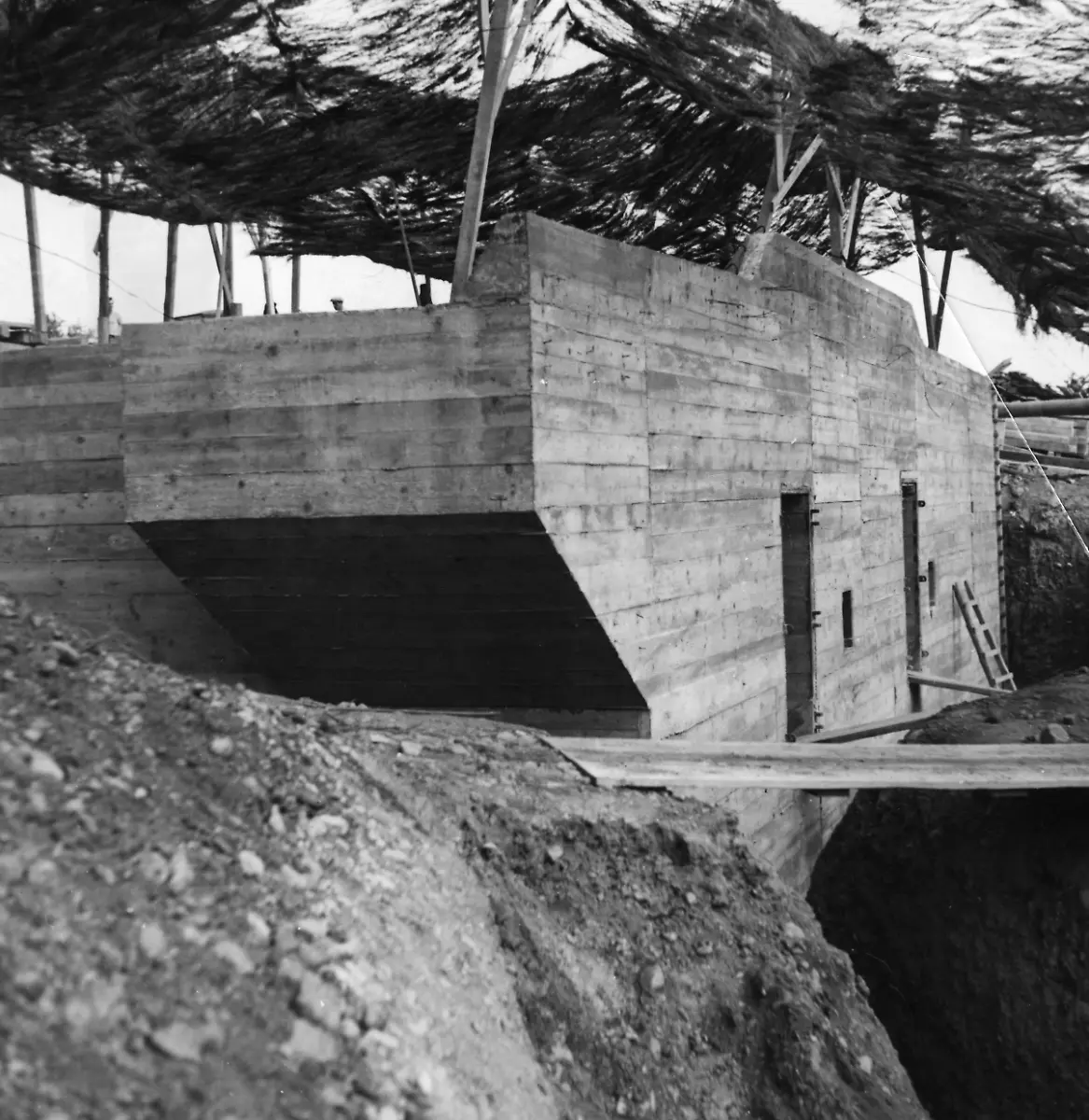 Ein-fast-fertiggestellter-Bunker-am-Atlantikwall-getarnt-gegen-Fliegersicht-Aufnahmedatum-25-06-1940-06-06