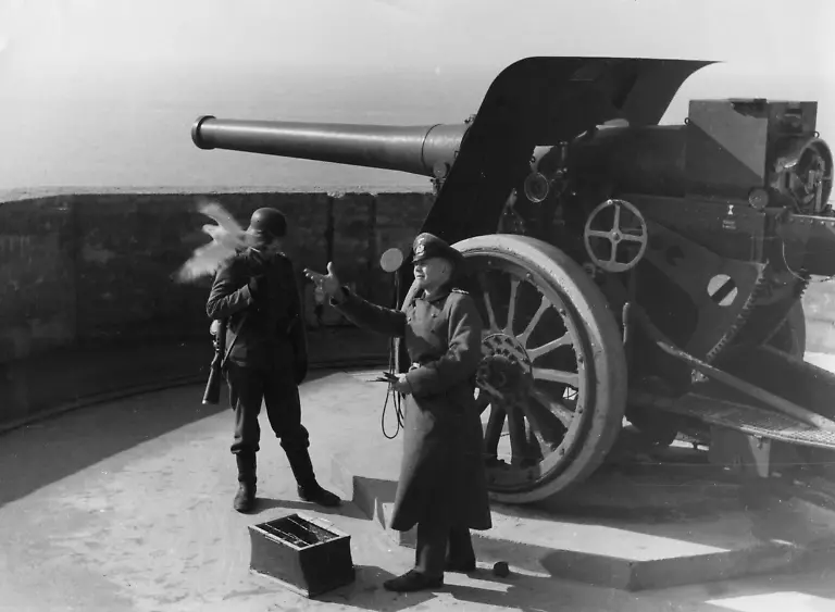 Ein-Offizier-der-Wehrmacht-entsendet-an-einer-Geschuetzstellung-am-Atlantikwall-eine-Brieftaube-Bei-dem-Geschuetz-handelt-es-sich-um-eine-Beutewaffe-Aufnahmedatum-25-06-1940-31-12
