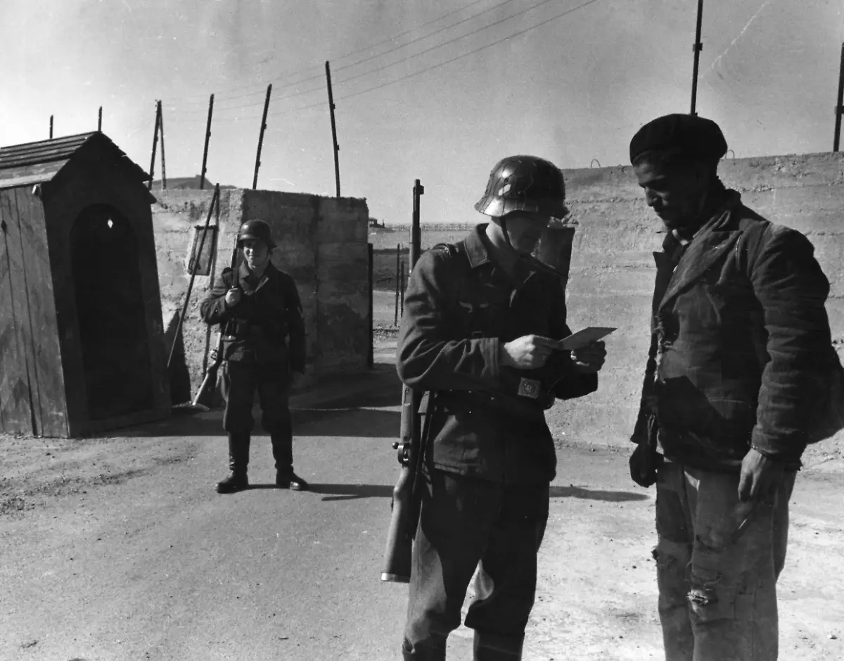 Ein-deutscher-Soldat-einer-Einheit-der-Luftwaffe-kontrolliert-den-Ausweis-eines-bei-der-Organisation-Todt-beschaeftigten-Auslaenders-Aufnahmedatum-25-06-1940-06-06