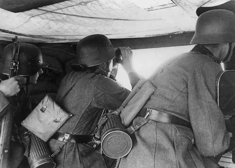 Deutsche-Pak-Stellung-in-einem-Bunker-an-der-Kanalkueste-Bei-dem-Geschuetz-handelt-es-sich-um-die-schwache-Pak-37-Aufnahmedatum-25-06-1940-31-12