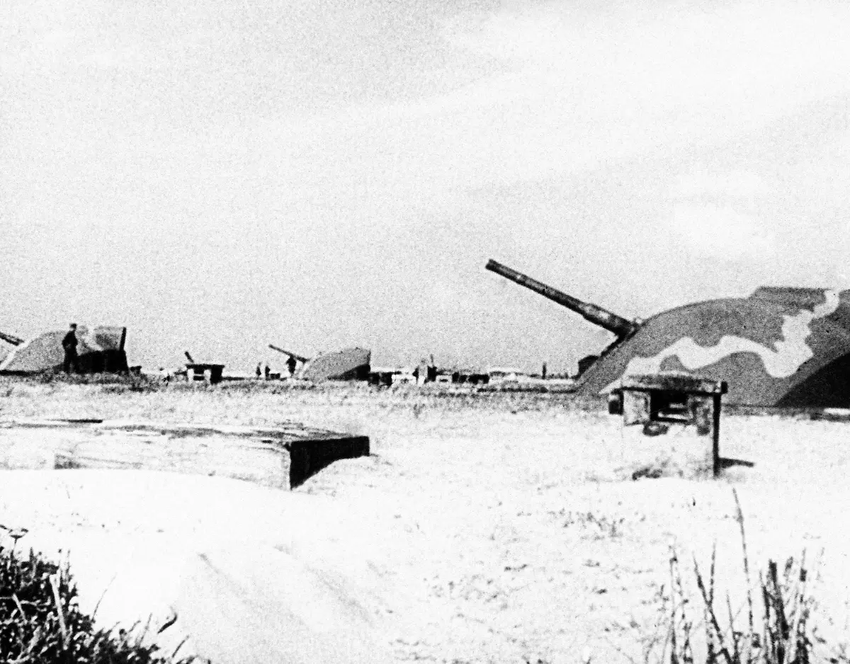 Atlantic-Wall-concrete-protected-gun-anti-invasion-guns-dot-a-French-beach-along-the-English-Channel-in-France-on-June-13-1944