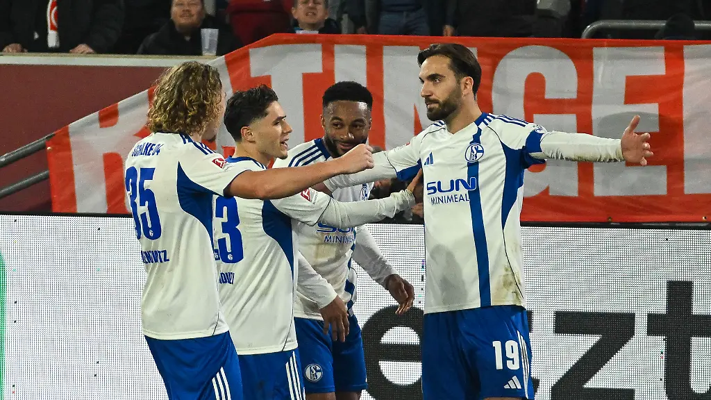 Kenan-Karaman-Schalke-19-jubelt-nach-dem-Tor-zum-0-1-mit-der-Mannschaft-05-12