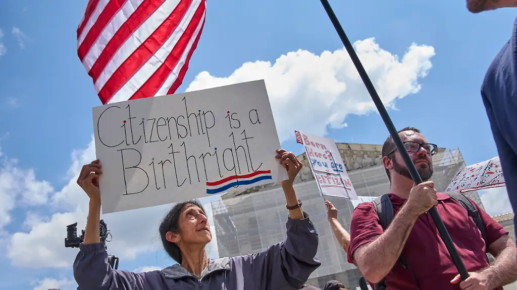 Tanjam-Jacobson-aus-Silver-Spring-haelt-vor-dem-Supreme-Court-dem-Obersten-Gerichtshof-der-USA-in-Washington-ein-Schild-mit-der-Aufschrift-Citizenship-is-a-Birthright