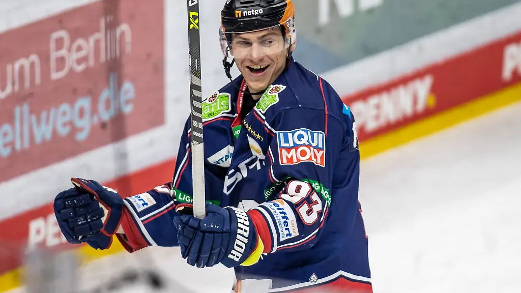Leonhard-Pfoederl-traf-beim-Heimsieg-der-Eisbaeren-Berlin-gegen-Iserlohn-zum-4-3