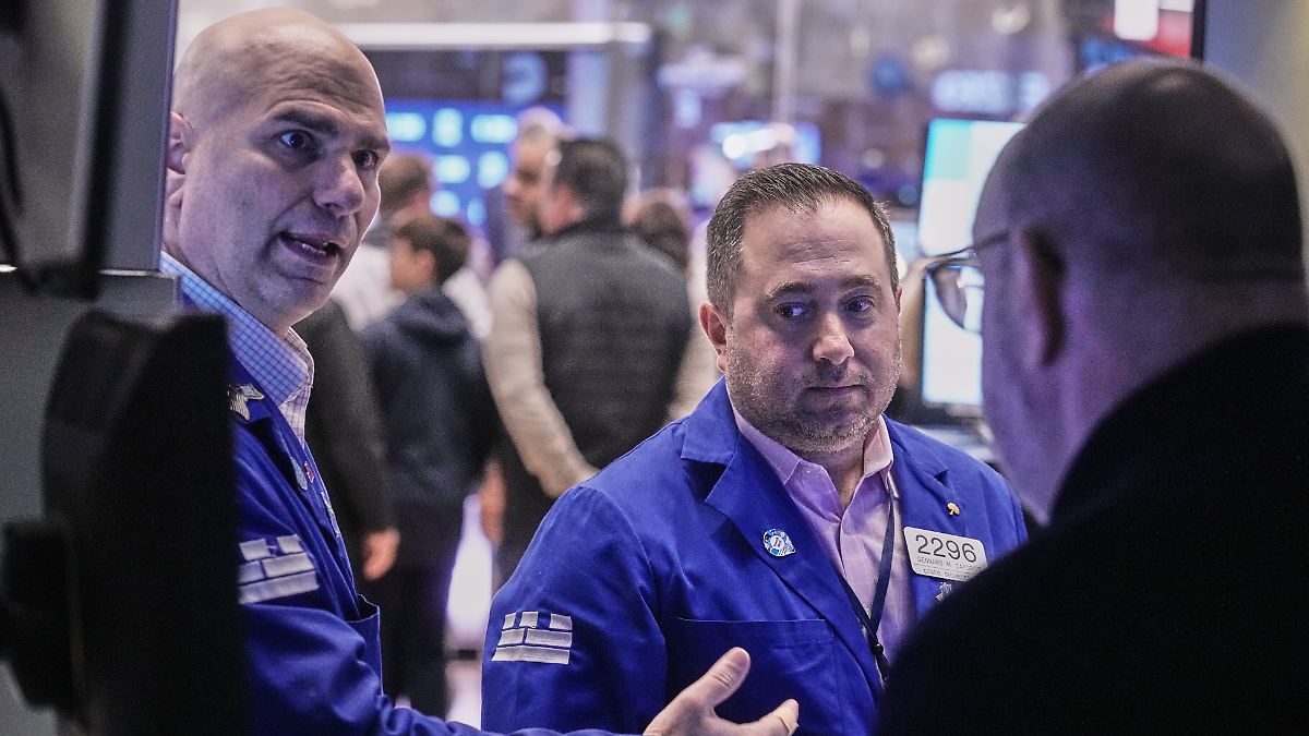 Spannung-vor-Fed-Sitzung-Zinshoffnung-begleitet-Wall-Street-ins-Wochenende