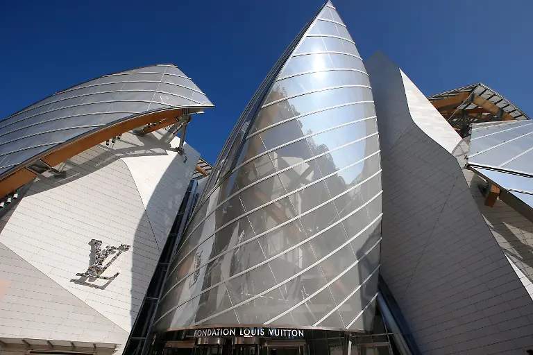 ARCHIV-01-10-2014-Frankreich-Paris-Blick-auf-das-vom-amerikanischen-Architekten-Frank-Gehry-entworfene-Gebaeude-der-Louis-Vuitton-Foundation-vor-der-Praesentation-der-Fruehjahr-Sommer-Kollektion-2015-von-Louis-Vuitton-in-der-franzoesischen-Hauptstadt-Der-Star-Architekt-Frank-Gehry-ist-tot-Gehry-sei-im-Alter-von-96-Jahren-nach-einer-kurzen-Atemwegserkrankung-in-seinem-Haus-in-Santa-Monica-gestorben-teilte-seine-Mitarbeiterin-Meaghan-Lloyd-mit