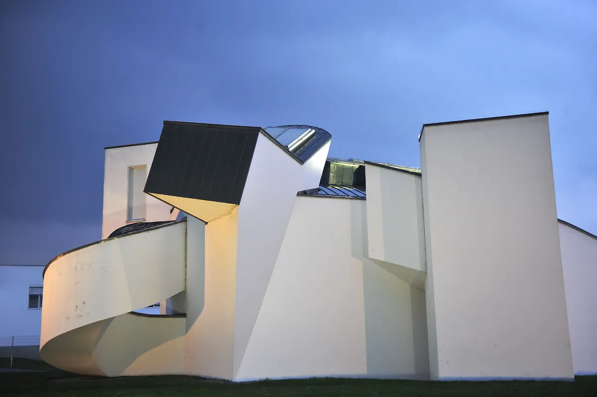 ARCHIV-14-04-2010-Baden-Wuerttemberg-Weil-Am-Rhein-Teilansicht-des-Vitra-Design-Museums-Das-von-dem-Moebelhersteller-Vitra-erbaute-Museum-wurde-vom-US-amerikanischen-Architekten-Frank-Gehry-entworfen