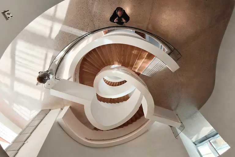 Arles-Frankreich-Provence-27-12-2024-Das-Gebaeude-des-Kulturkomplex-und-Museum-der-Luma-Stiftung-in-Arles-Suedfrankreich-wurde-von-dem-amerikanischen-kanadischen-Stararchitekten-Frank-Gehry-entworfen