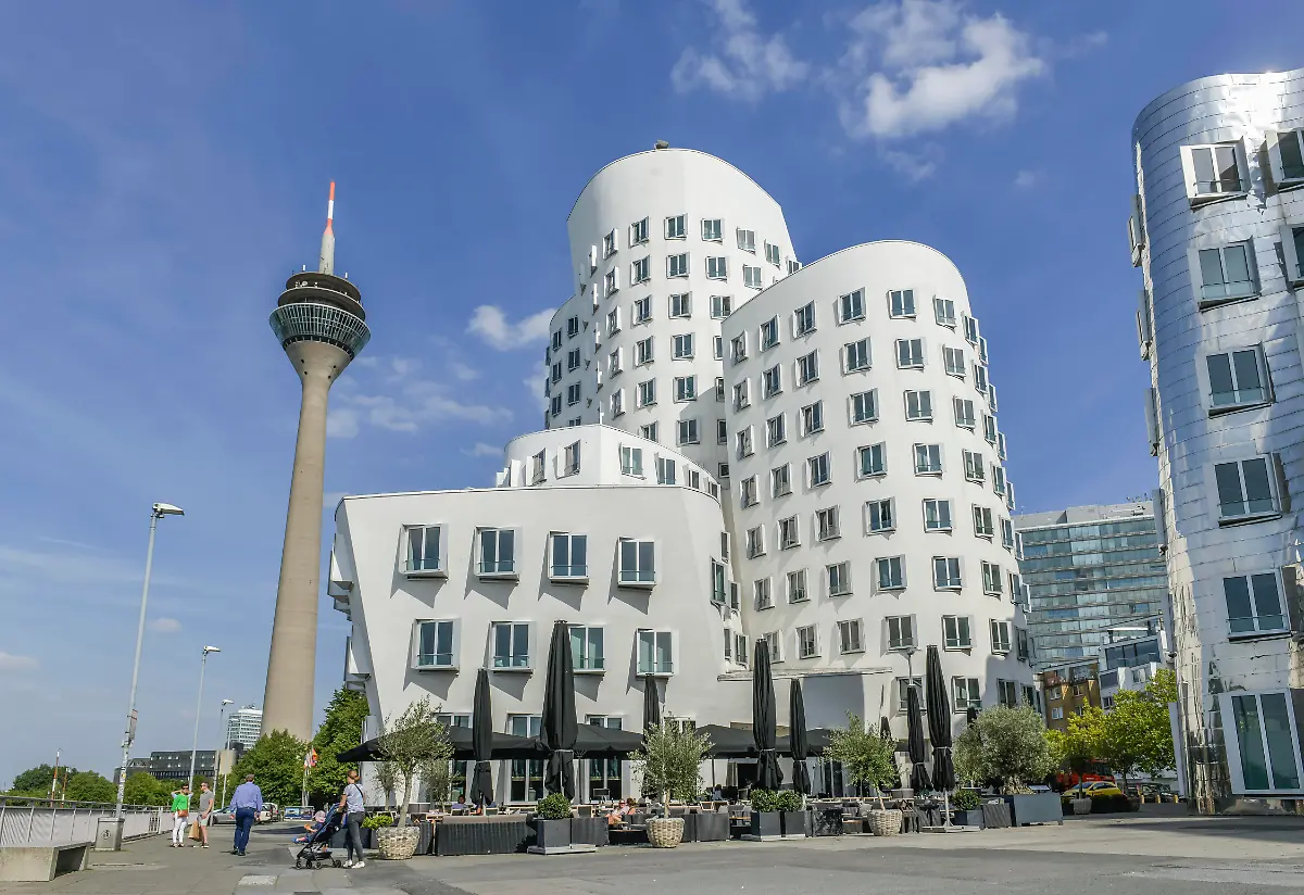 Neuer-Zollhof-Gebaeude-des-Architekten-Frank-O