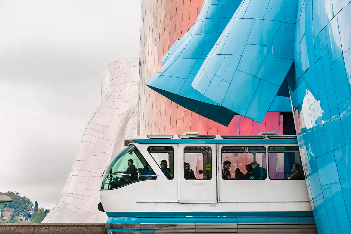 Monorail-Bahn-faehrt-durch-das-Museum-of-Pop-Culture-MoPOP-Architekt-Frank-Gehry-Seattle-Washington-USA-Nordamerika