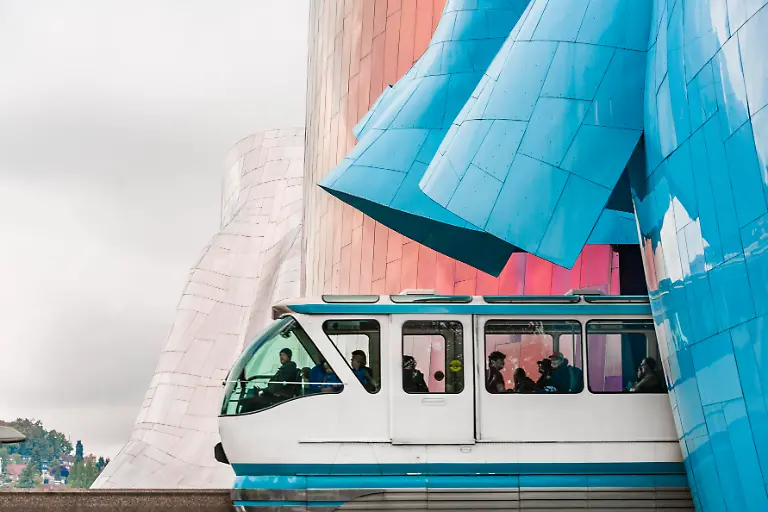 Monorail-Bahn-faehrt-durch-das-Museum-of-Pop-Culture-MoPOP-Architekt-Frank-Gehry-Seattle-Washington-USA-Nordamerika
