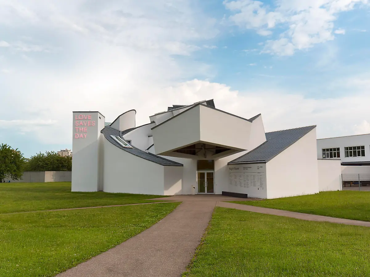 Modernes-Gebaeude-aus-Tuermen-Rampen-und-Kuben-Vitra-Design-Museum-Architekt-Frank-Gehry-Vitra-Campus-Weil-am-Rhein-Baden-Wuerttemberg-Deutschland-Europa