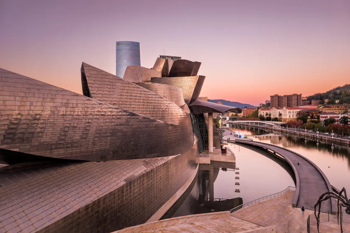 Spain-Bilbao-2024-10-21-Open-since-1997-the-Guggenheim-Museum-was-designed-by-Canadian-architect-Frank-Gehry-The-creation-of-this-contemporary-building-dedicated-to-modern-art-has-had-an-extremely-important-effect-on-the-transformation-and-renown-of-the-city-The-museum-is-covered-in-titanium-plates-Photography-by-Francois-Laurens-Hans-Lucas-Espagne-Bilbao-2024-10-21-Ouvert-depuis-1997-le-musee-Guggenheim-a-ete-dessine-et-concu-par-l-architecte-canadien-Frank-Gehry-La-creation-de-ce-batiment-contemporain-dedie-a-l-art-moderne-a-eu-un-effet-extremement-important-sur-la-transformation-et-la-notoriete-de-la-ville-Le-musee-est-couverts-de-plaques-de-titane-Photographie-par-Francois-Laurens-Hans-Lucas