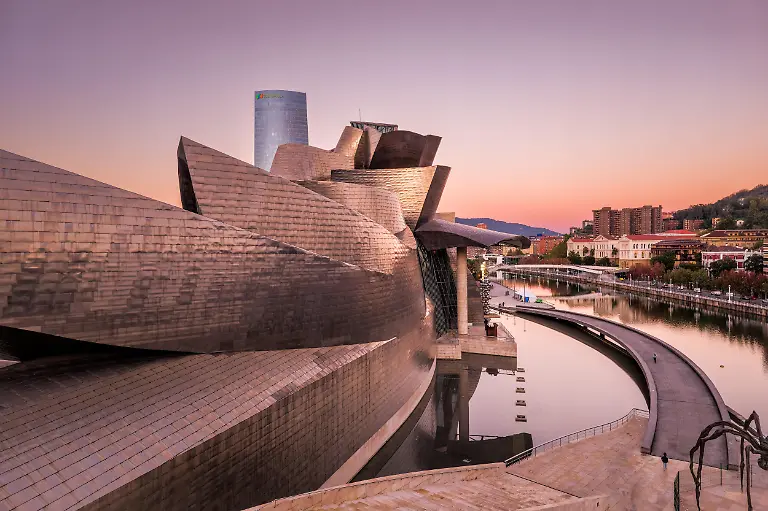 Spain-Bilbao-2024-10-21-Open-since-1997-the-Guggenheim-Museum-was-designed-by-Canadian-architect-Frank-Gehry-The-creation-of-this-contemporary-building-dedicated-to-modern-art-has-had-an-extremely-important-effect-on-the-transformation-and-renown-of-the-city-The-museum-is-covered-in-titanium-plates-Photography-by-Francois-Laurens-Hans-Lucas-Espagne-Bilbao-2024-10-21-Ouvert-depuis-1997-le-musee-Guggenheim-a-ete-dessine-et-concu-par-l-architecte-canadien-Frank-Gehry-La-creation-de-ce-batiment-contemporain-dedie-a-l-art-moderne-a-eu-un-effet-extremement-important-sur-la-transformation-et-la-notoriete-de-la-ville-Le-musee-est-couverts-de-plaques-de-titane-Photographie-par-Francois-Laurens-Hans-Lucas