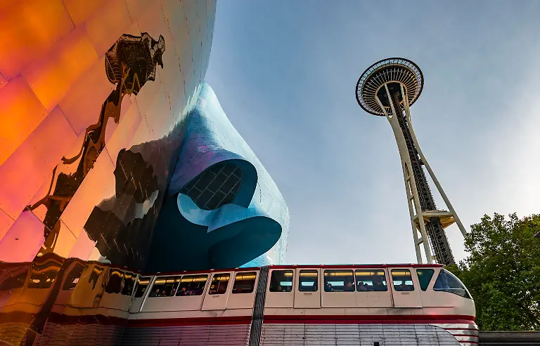 Monorail-Bahn-faehrt-durch-Museum-Gewellte-farbige-Aussenfassade-des-Museum-of-Pop-Culture-MoPOP-Architekt-Frank-Gehry-mit-Space-Needle-Seattle-Washington-USA-Nordamerika