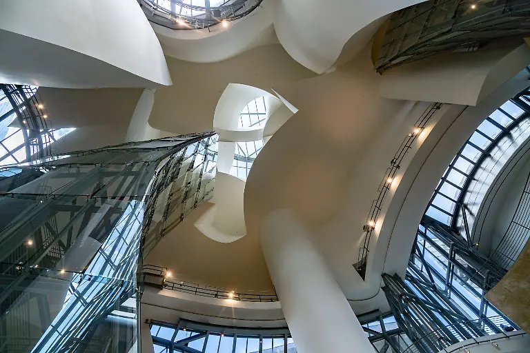 Das-Guggenheim-Museum-in-Bilbao-in-der-Innenansicht-Das-Gebaeude-ist-eines-der-bekanntesten-Werke-des-Architekten-Frank-Gehry-Das-damals-rund-140-Millionen-Euro-teure-Museum-wurde-im-Jahr-1997-eroeffnet