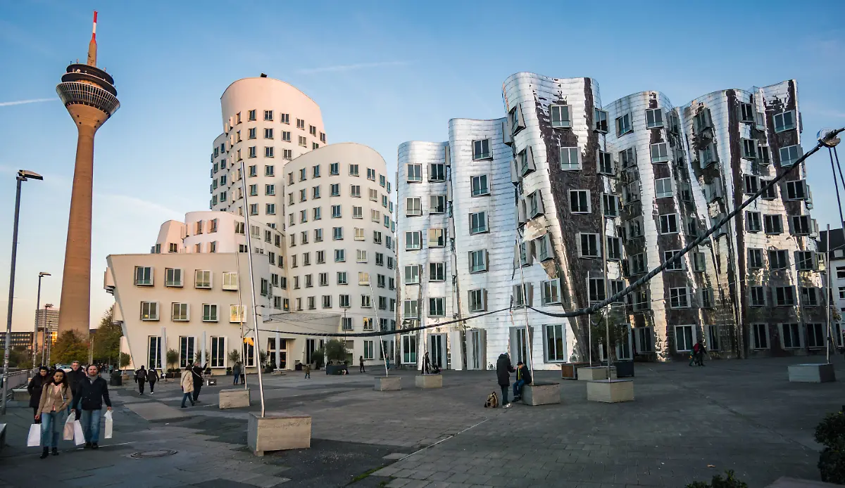 03-11-2018-Nordrhein-Westfalen-Duesseldorf-Die-Gehry-Bauten-Alter-Zollhof-ein-Kunst-und-Medienzentrum-im-Rheinhafen-erbaut-von-Frank-O-Gehry-USA-zwischen-1998-und-1999